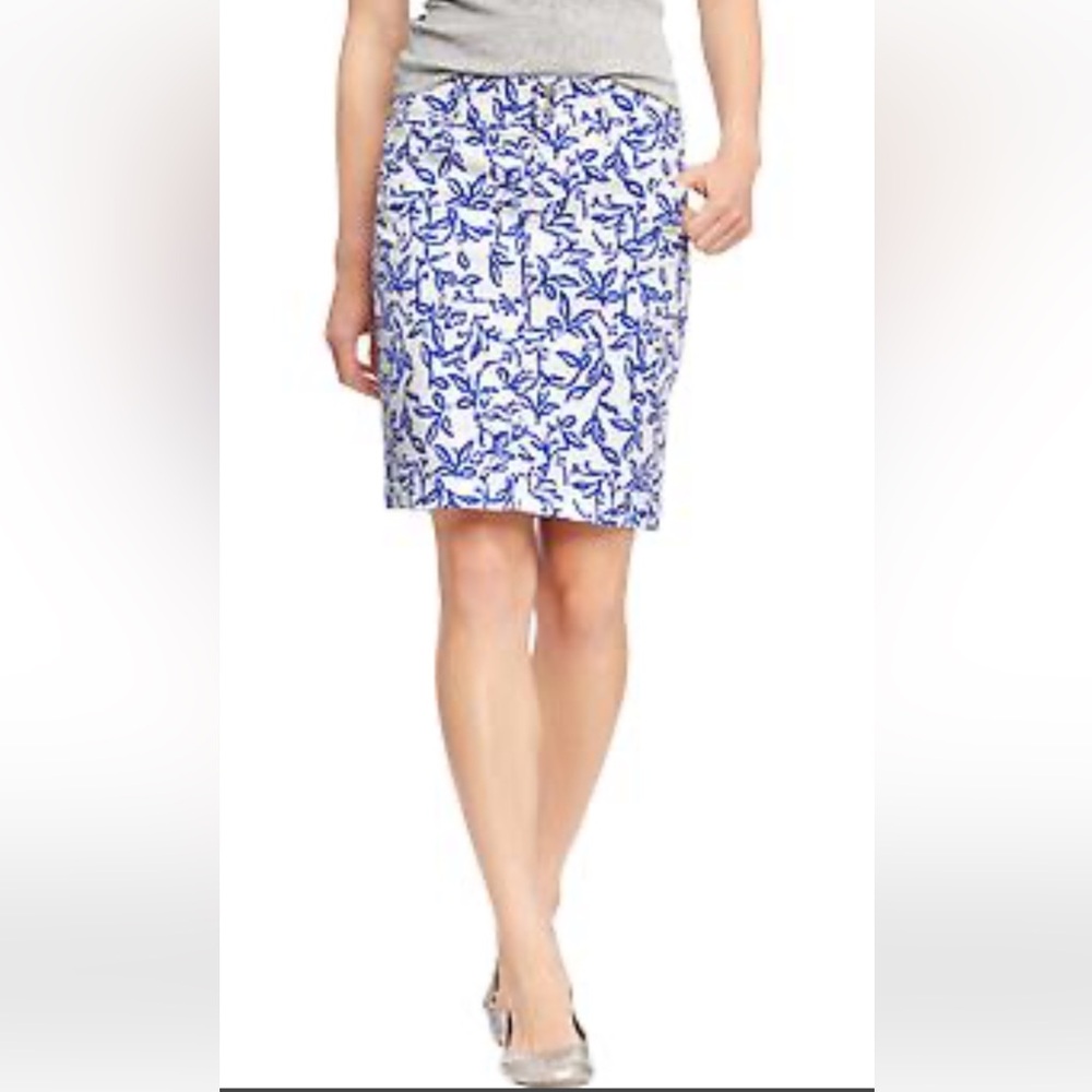 Old Navy denim pencil skirt- worn a‎ few times.